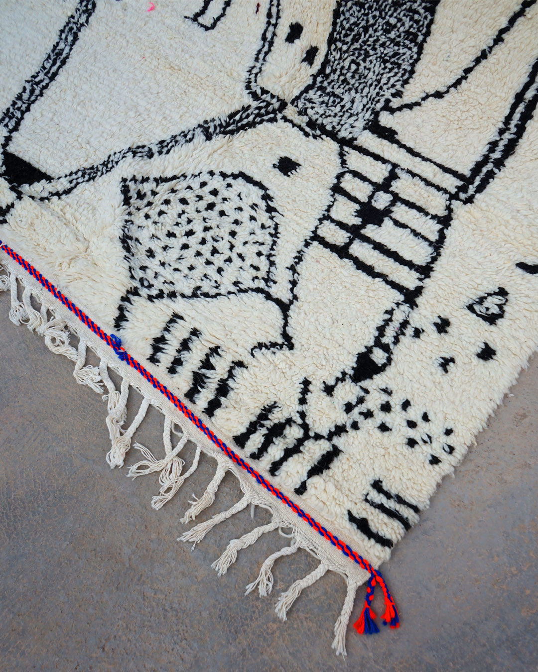 Tapis Azilal berbère en laine, crème à motifs noirs, vue 3