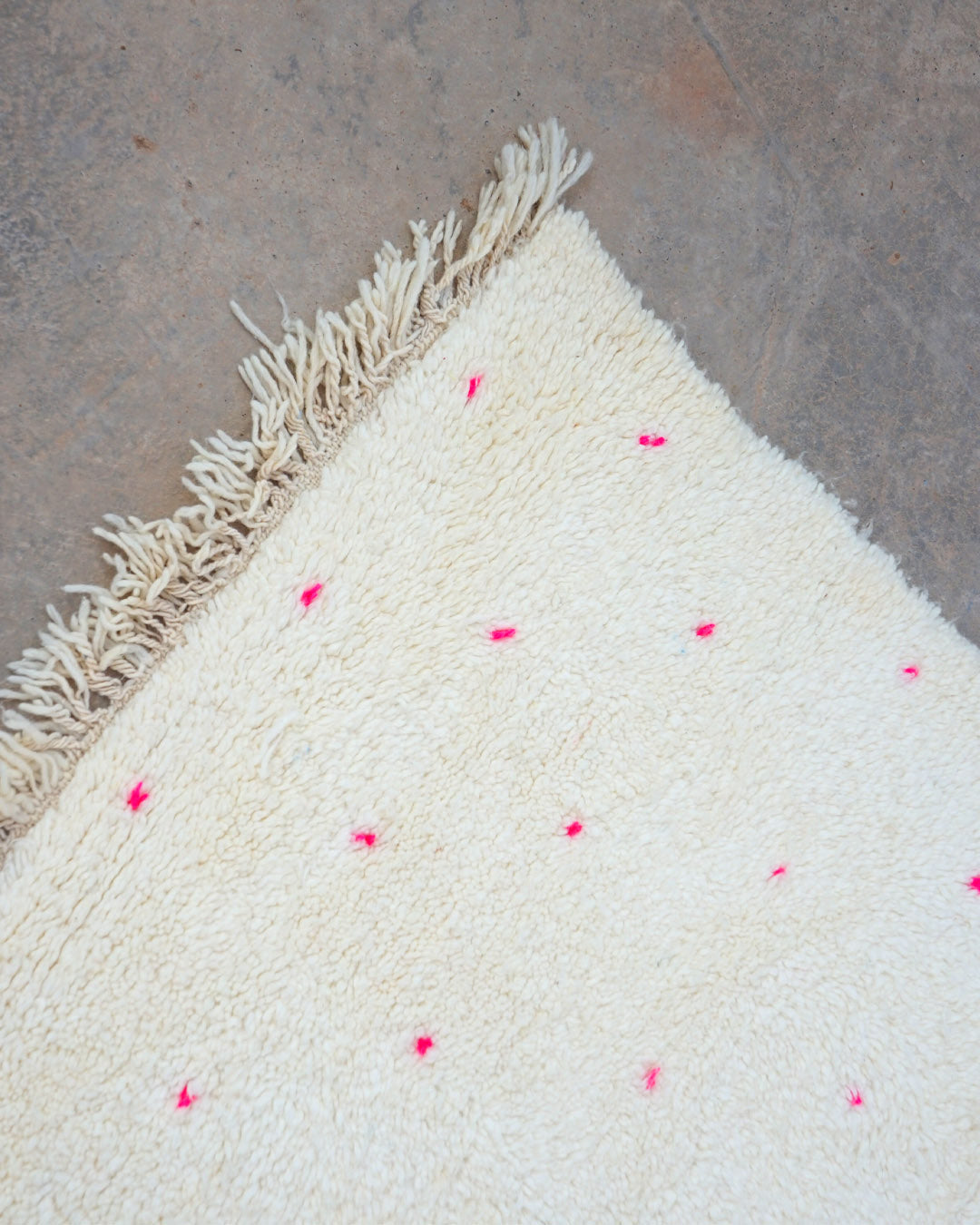 Tapis Azilal berbère en laine, crème uni, vue 3