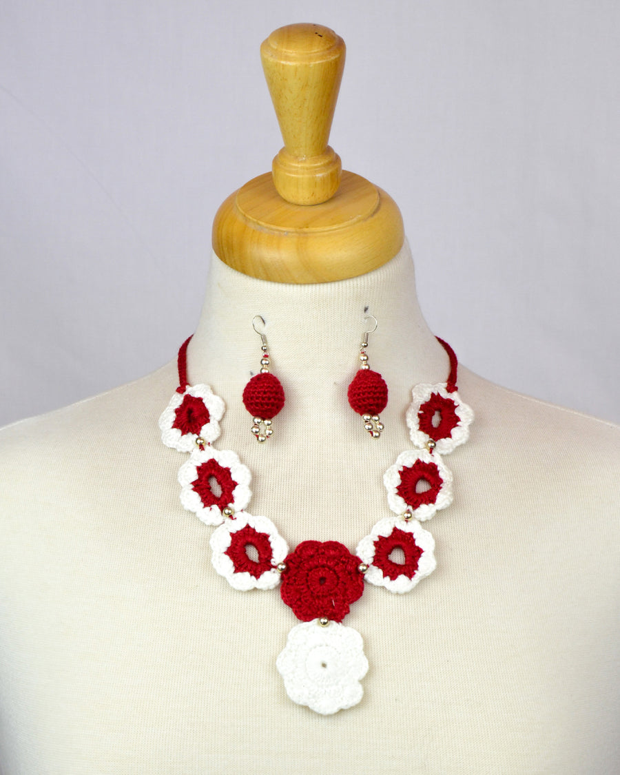 Collier et boucles d'oreilles au crochet, rouge et blanc