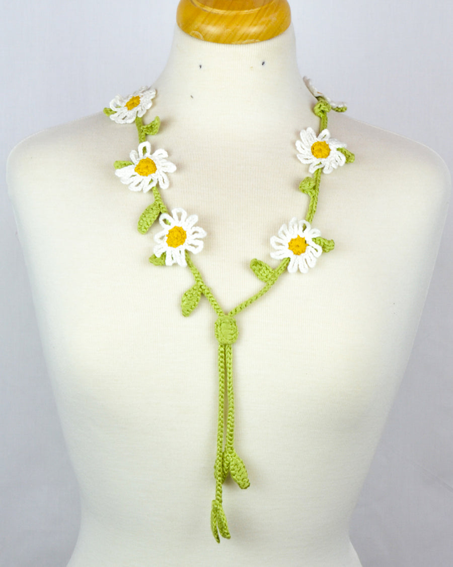 Collier en perles au crochet, marguerites blanches