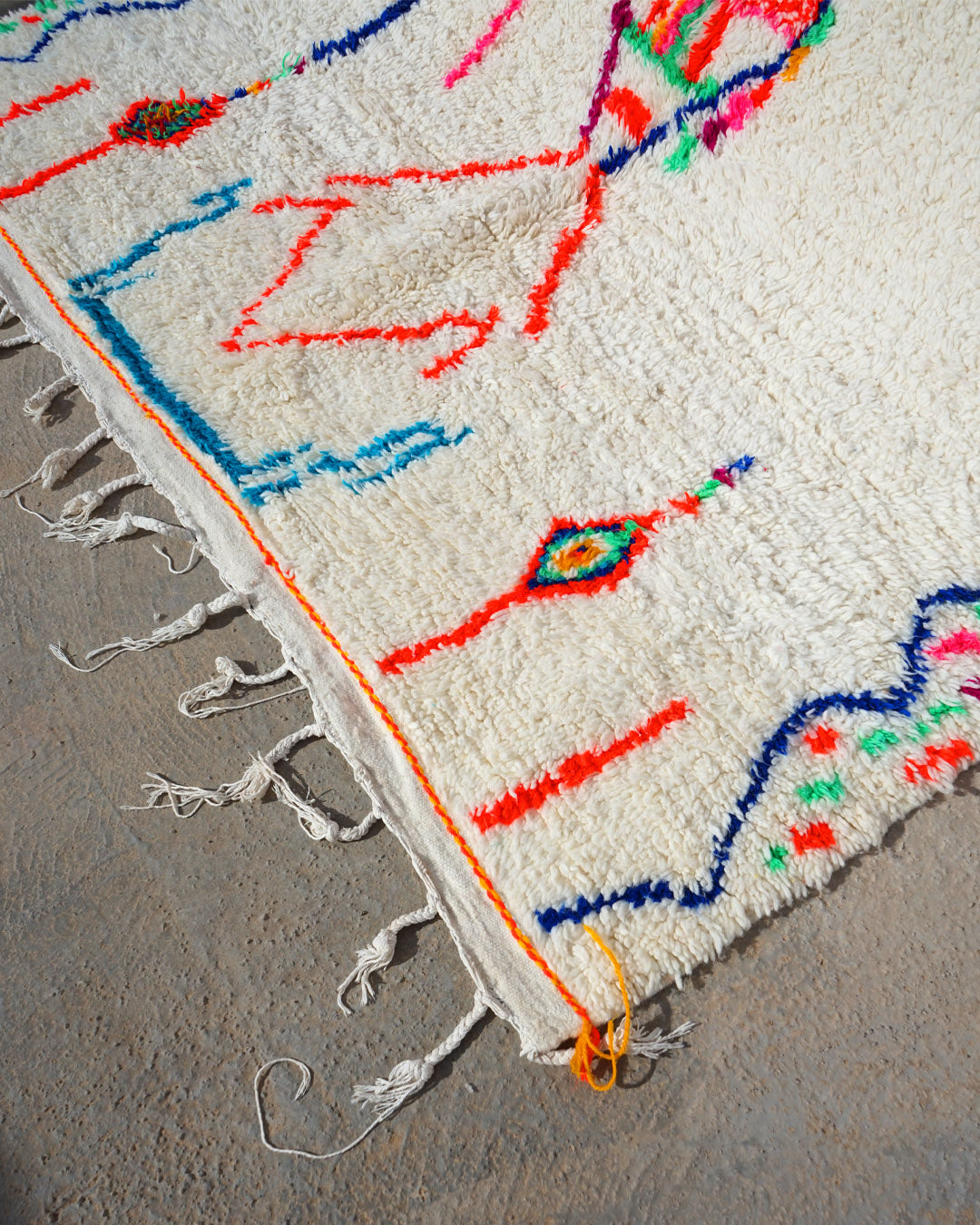 Tapis Azilal berbère en laine, crème à motifs fins, vue 3