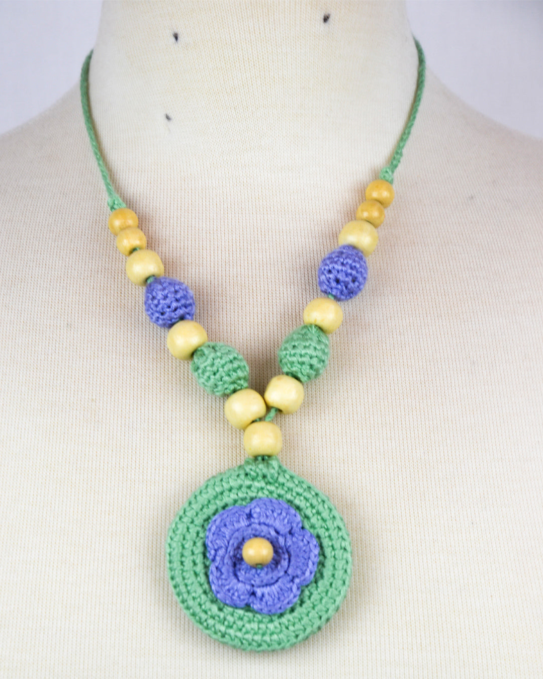 Collier en perles au crochet, pendentif bleu et vert