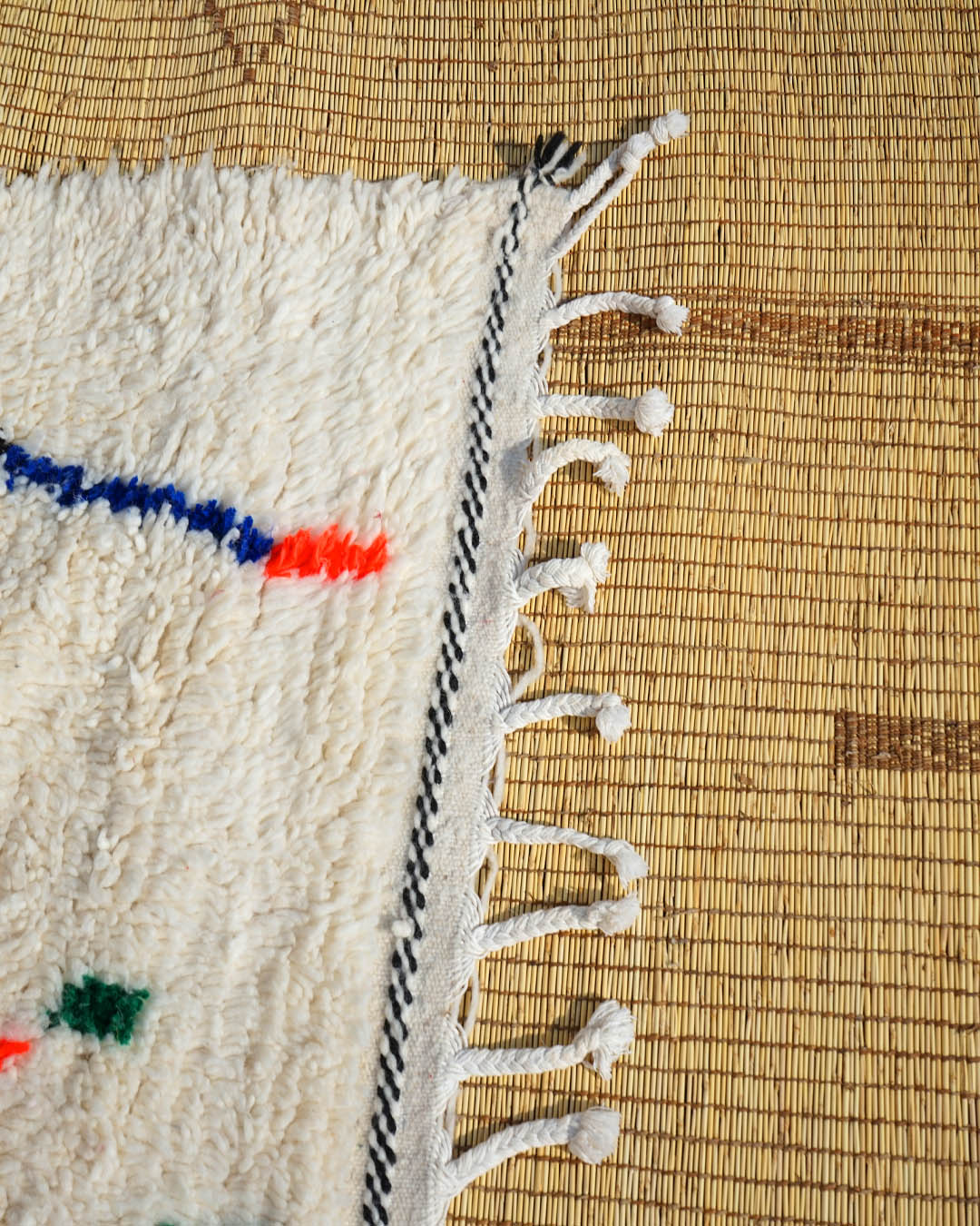 Tapis Azilal berbère en laine, crème à motifs multicolores, vue 3