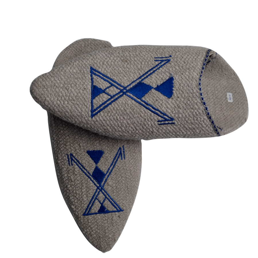 Babouches berbères en coton bouclette et cuir, gris à motif bleu