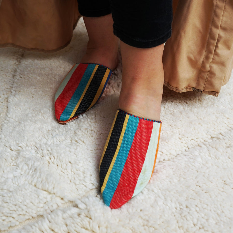 Babouches marocaines en cuir et tissu, rayures multicolores