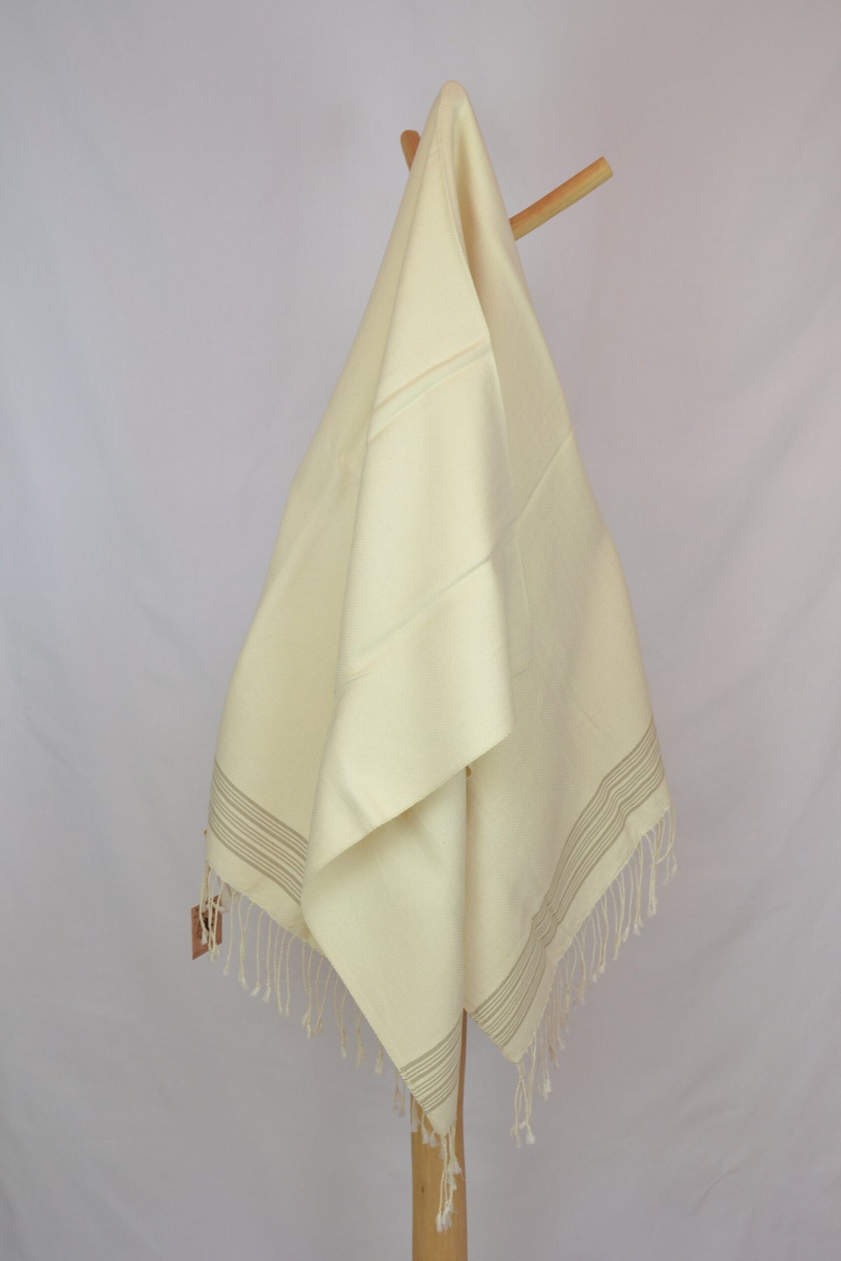 Serviette de bain en coton fait main, écrue à fines rayures, vue 3