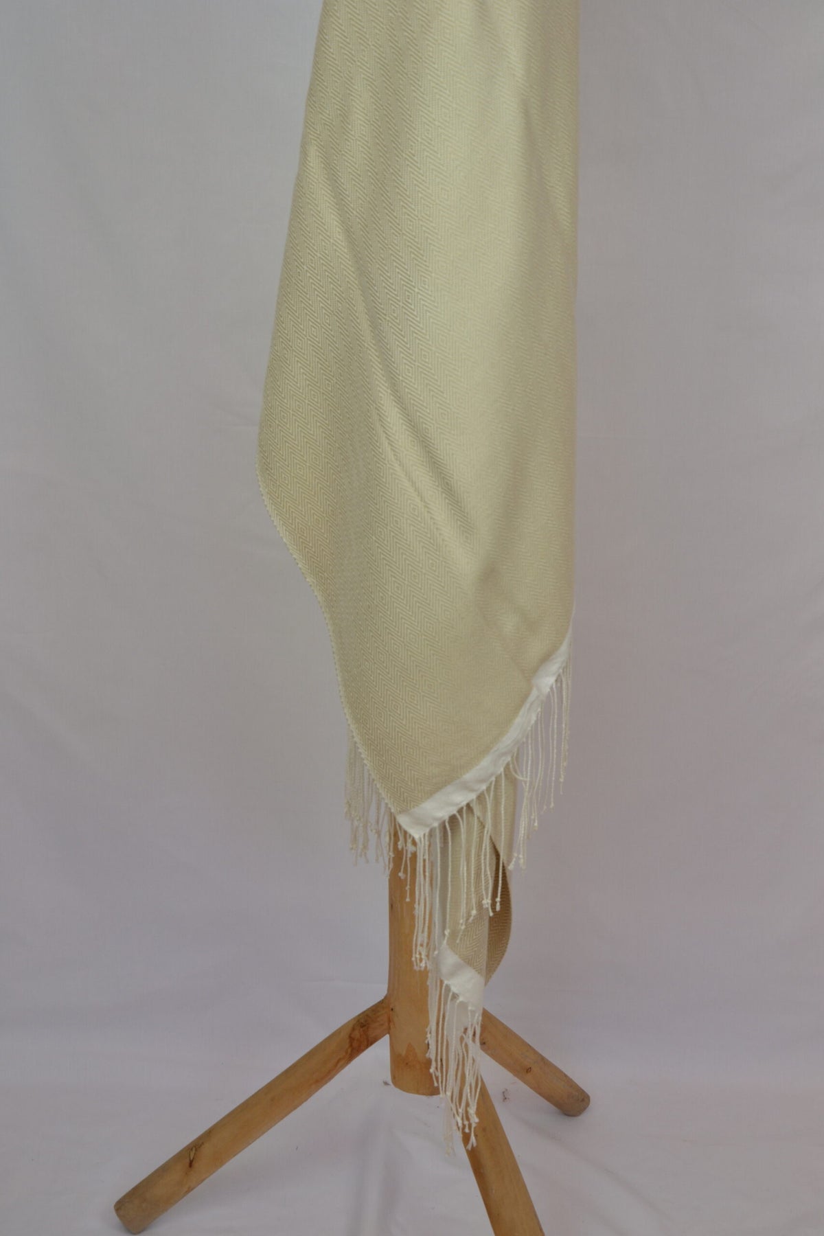 Serviette de bain en coton fait main, écrue à franges, vue 3