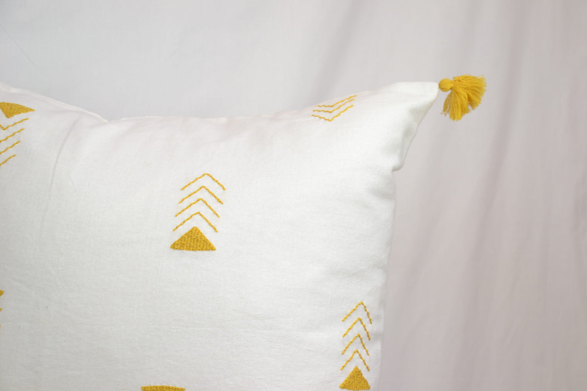 Housse de coussin brodée en lin, blanc à flèches moutarde, vue 3