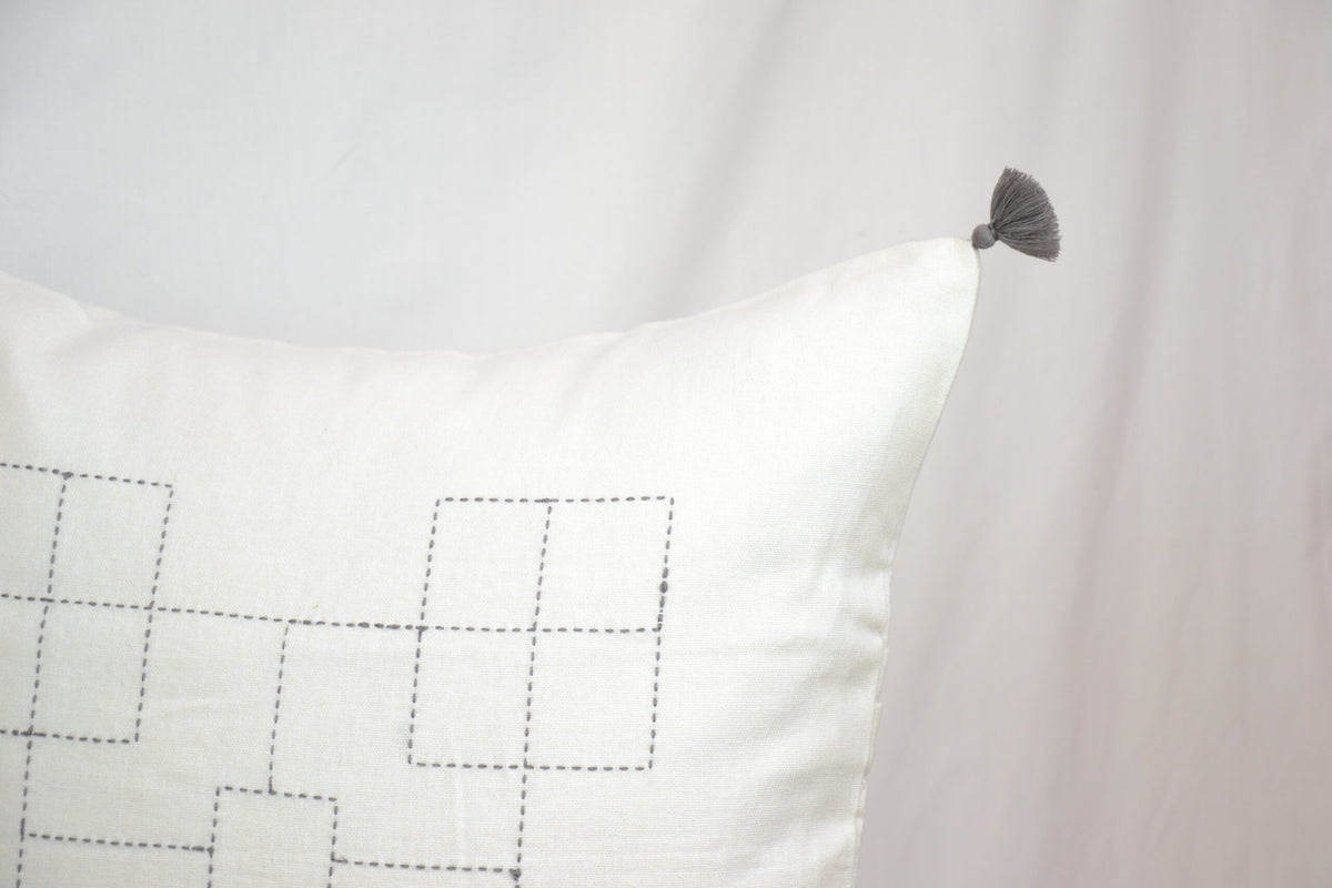 Housse de coussin en lin géométrique, blanc à carrés gris, vue 2