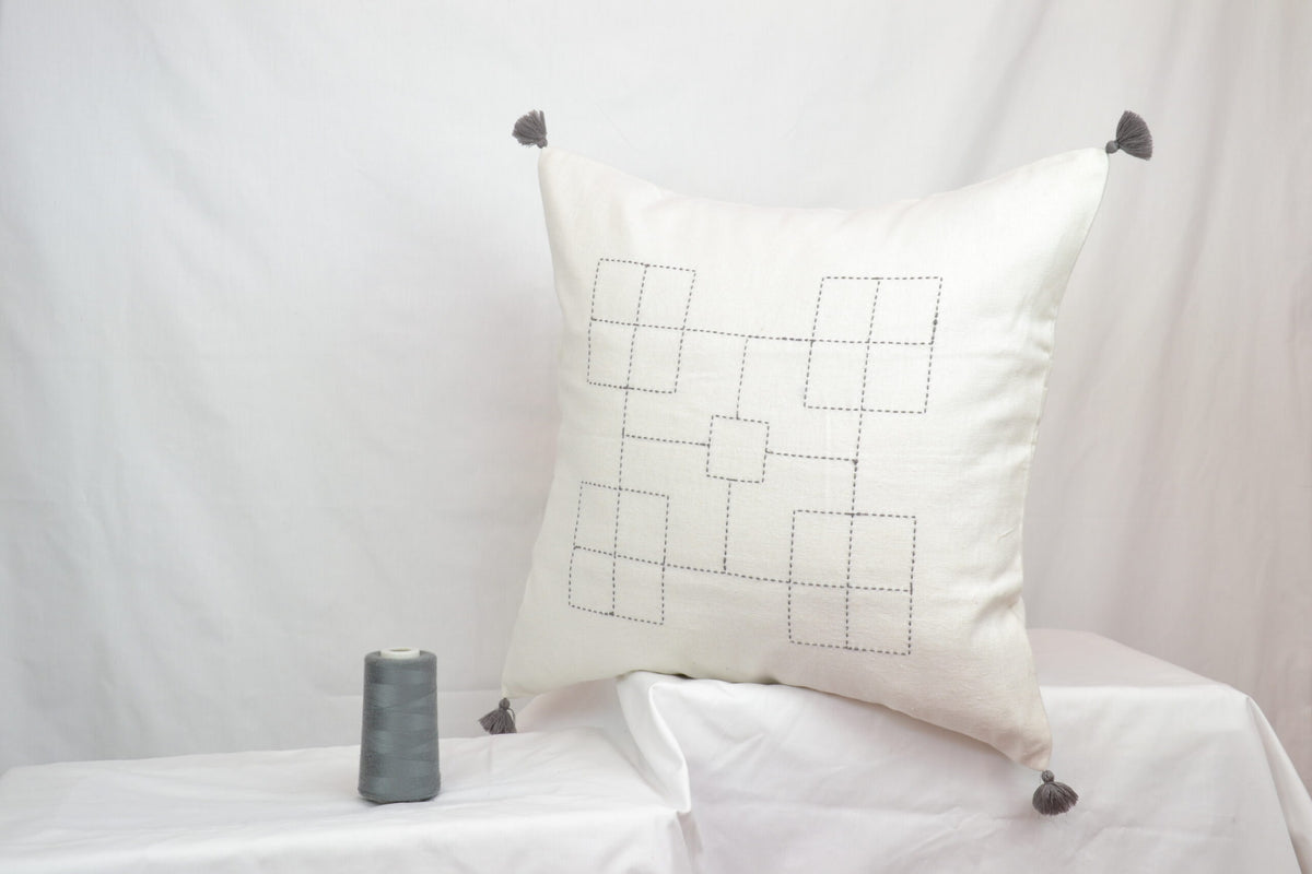 Housse de coussin en lin géométrique, blanc à carrés gris