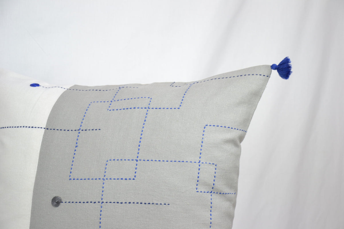 Housse de coussin en lin géométrique, gris clair à carrés, vue 2
