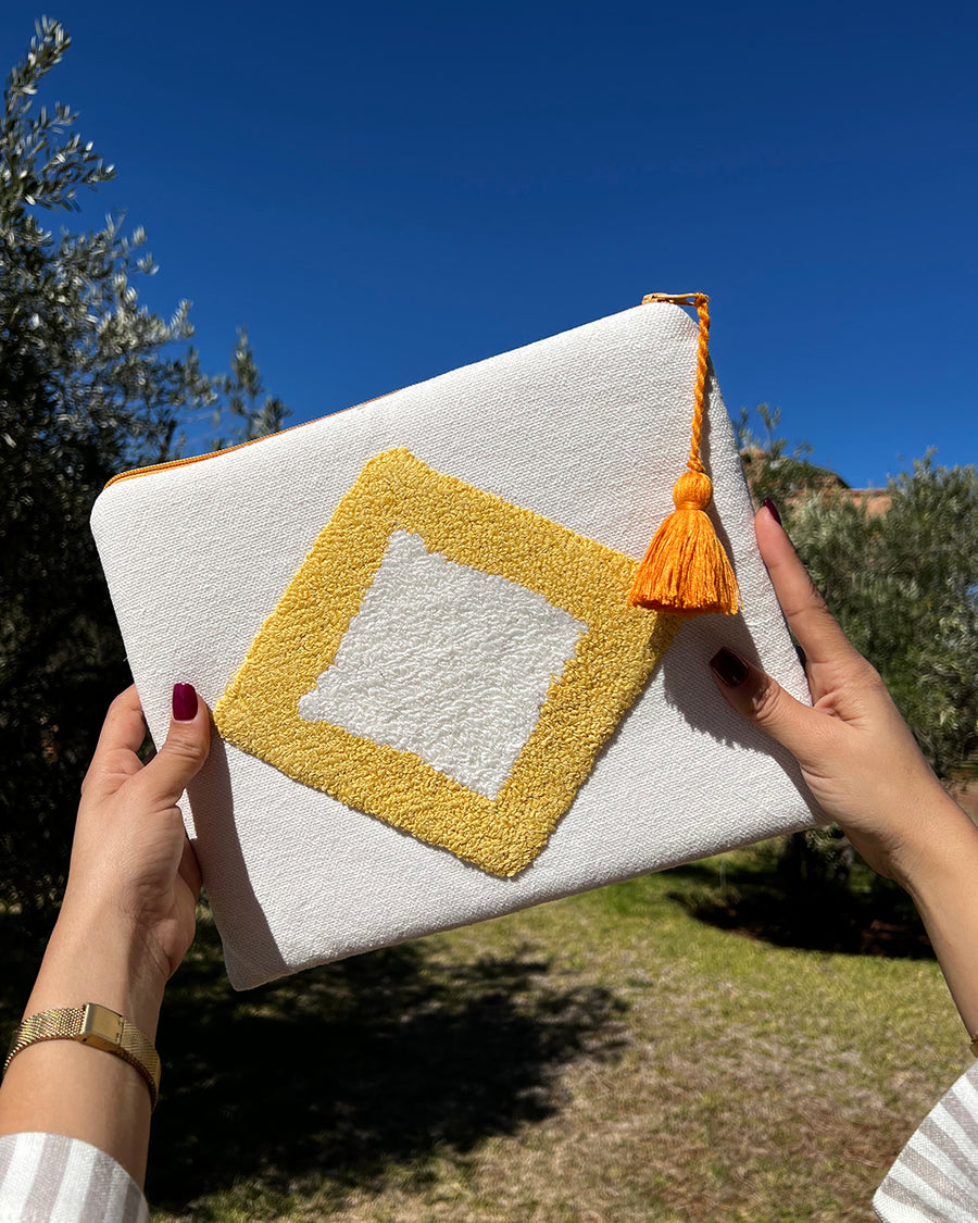 Pochette en coton tufté, carré jaune