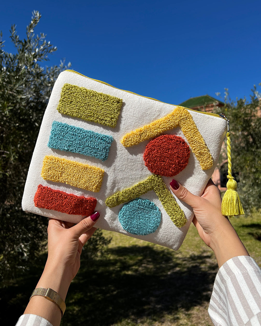 Pochette en coton tufté, motifs bleu et jaune