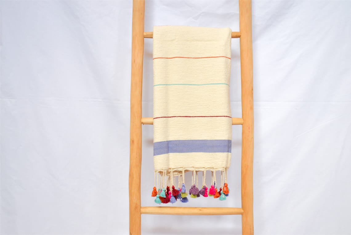 Serviette de bain en coton fait main, écrue à liseré rouge, vue 3