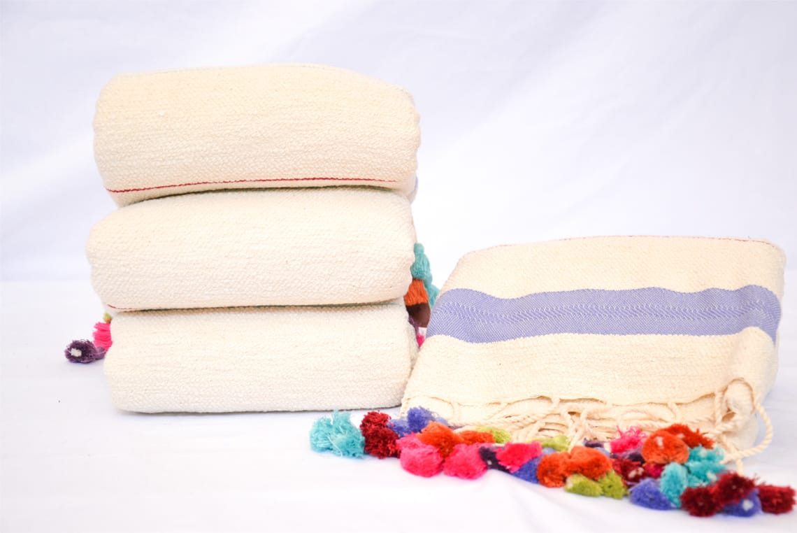 Serviette de bain en coton fait main, écrue à liseré rouge, vue 4
