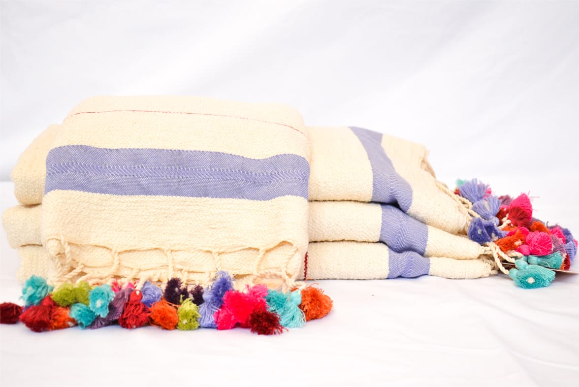 Serviette de bain en coton fait main, écrue à liseré rouge, vue 5