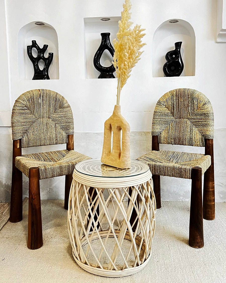 Chaises en doum tissé et table en rotin, coopérative Art Tissage Tam