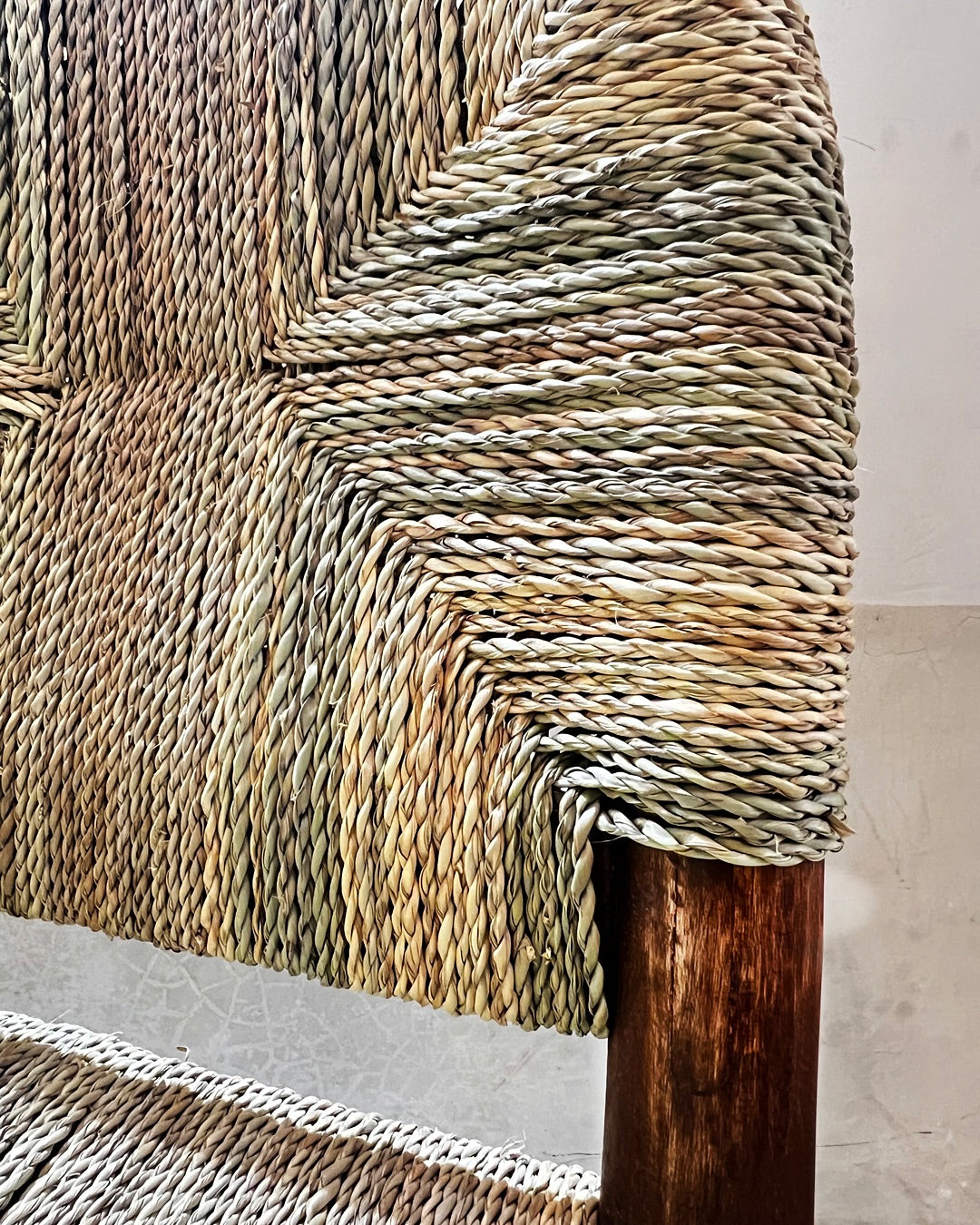 Chaise de table en doum et noyer, vue 3