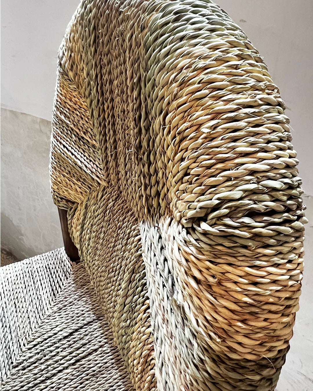 Chaise de table en doum et noyer, vue 2