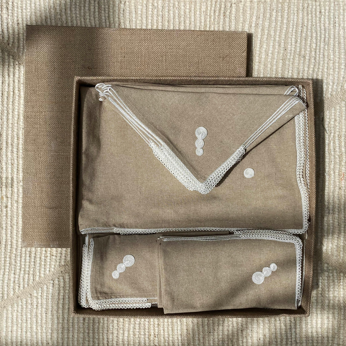 Nappe brodée et 12 serviettes, lin naturel
