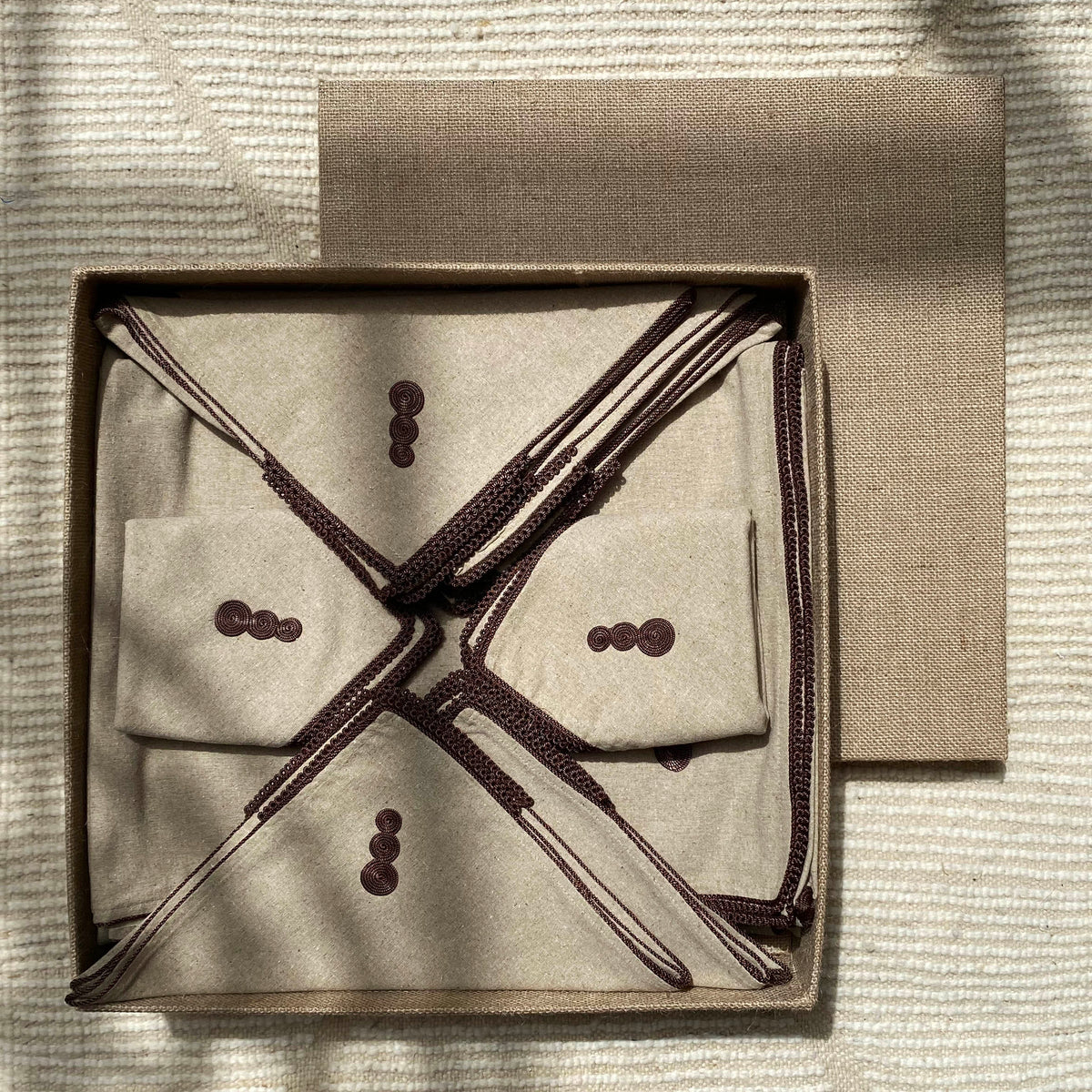 Nappe brodée et 12 serviettes, lin taupe brodé écru