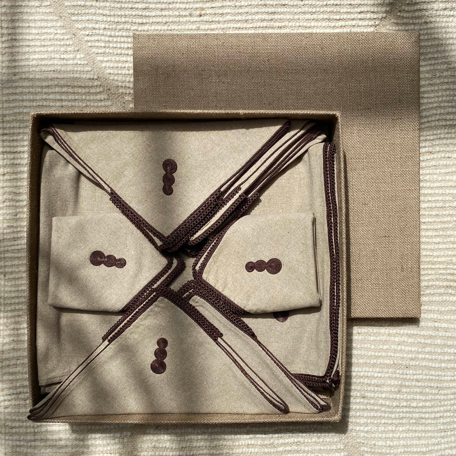 Nappe brodée et 12 serviettes, lin taupe brodé écru