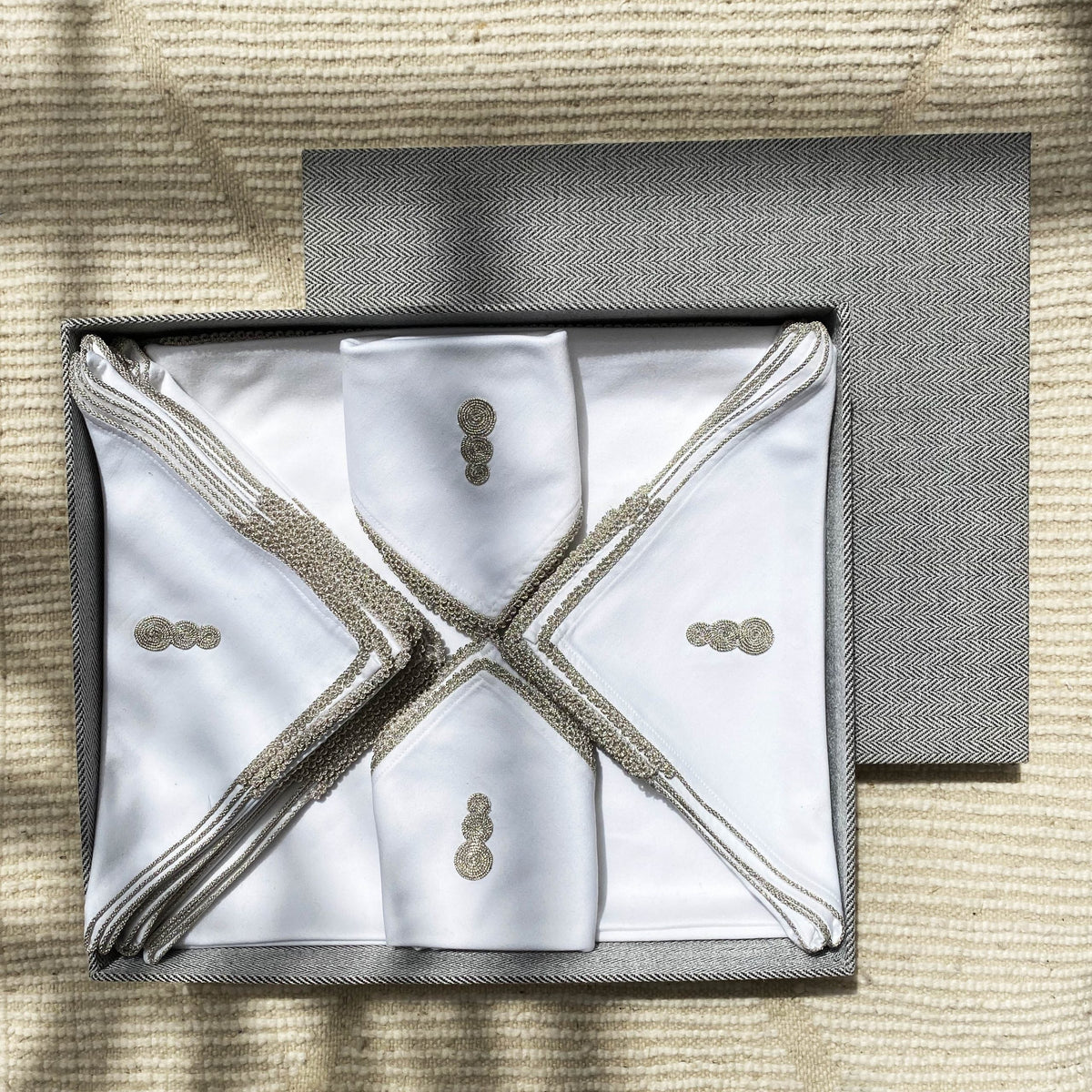 Nappe brodée et 12 serviettes, blanche à liseré gris