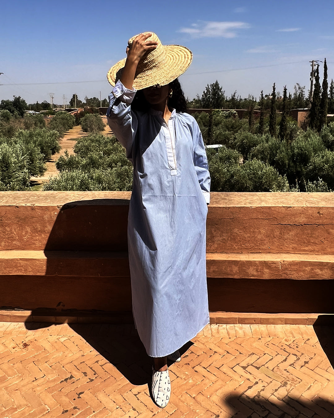 Robe en lin rayée bleu et blanc, liseré jaune, vue 3
