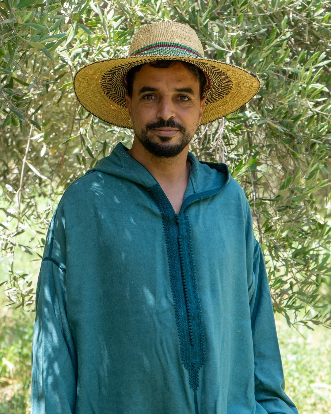 Artisane de la coopérative, châle et chapeau de paille, dans l'oliveraie de Tamesloht