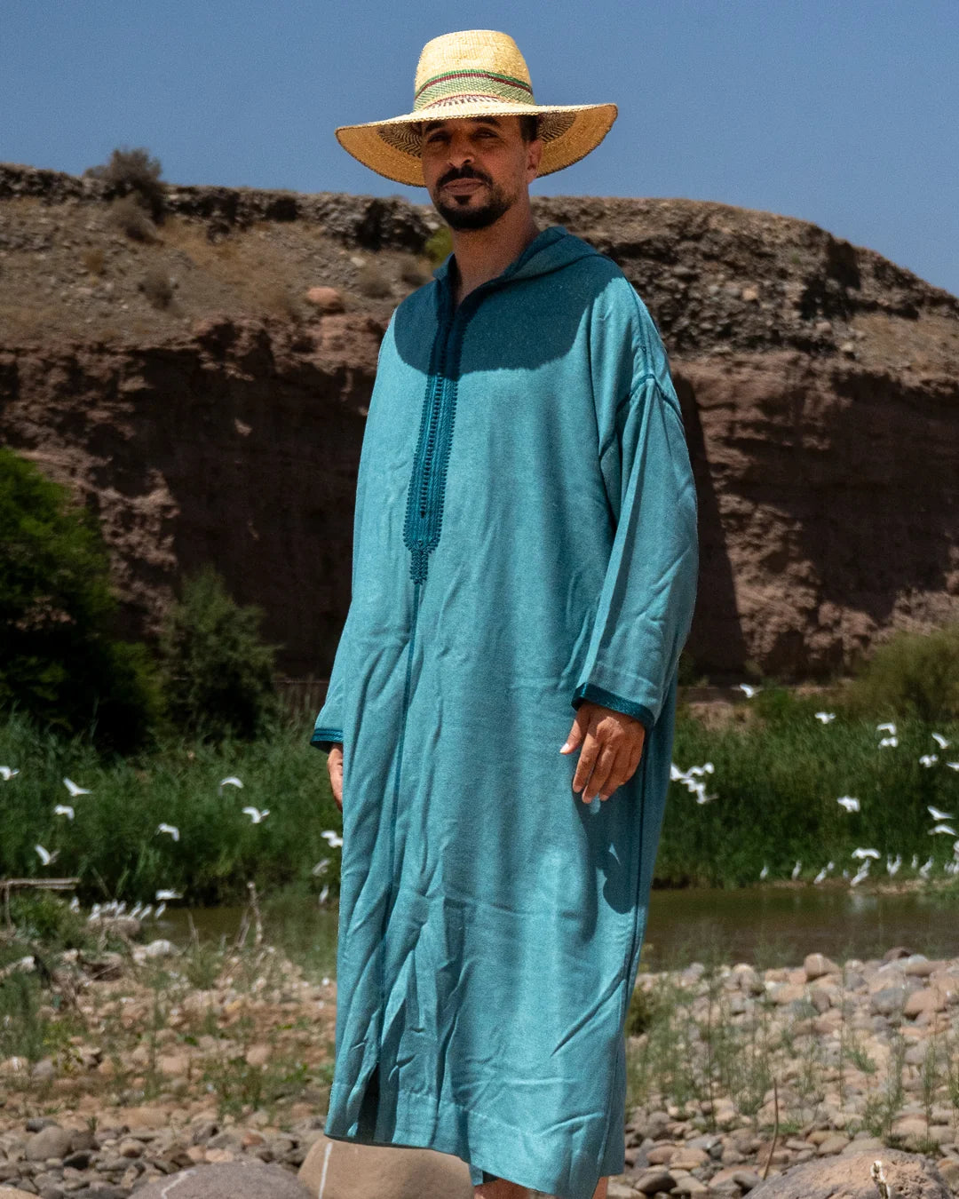 Artisane de la coopérative dans le paysage de Tamesloht