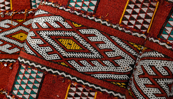 Tapis tissé à la main aux motifs berbères