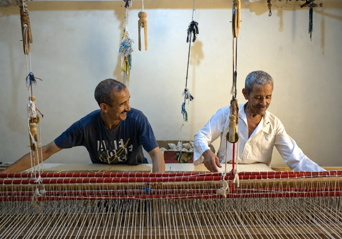 Deux artisanes tissant ensemble