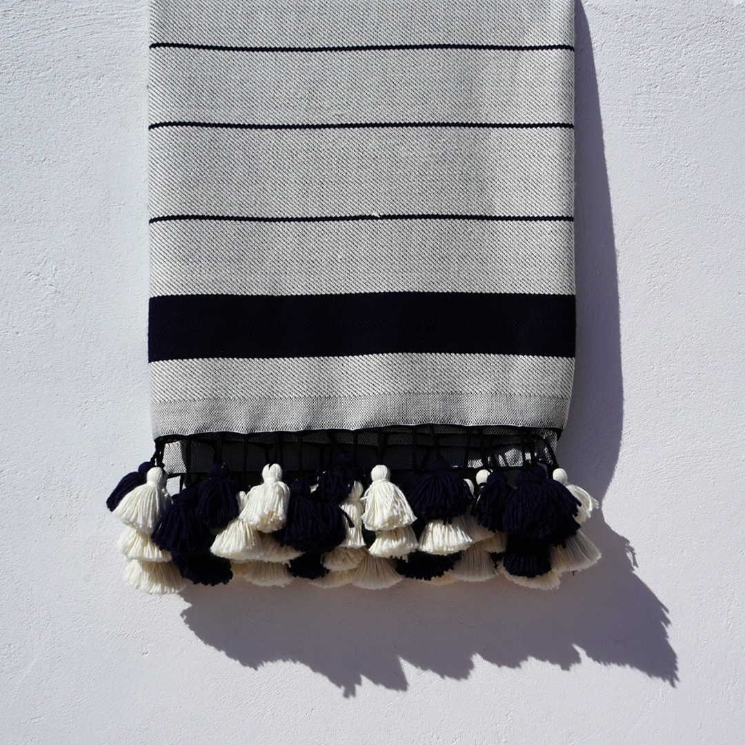 Second image of Couverture Pompons Marocaine Tissée En Laine