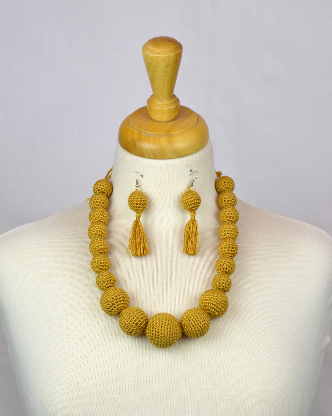 Collier de perles multicolores avec boucles d'oreilles fait à la main