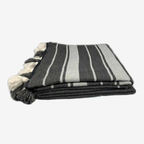 Couverture tissée en laine finitions pompons