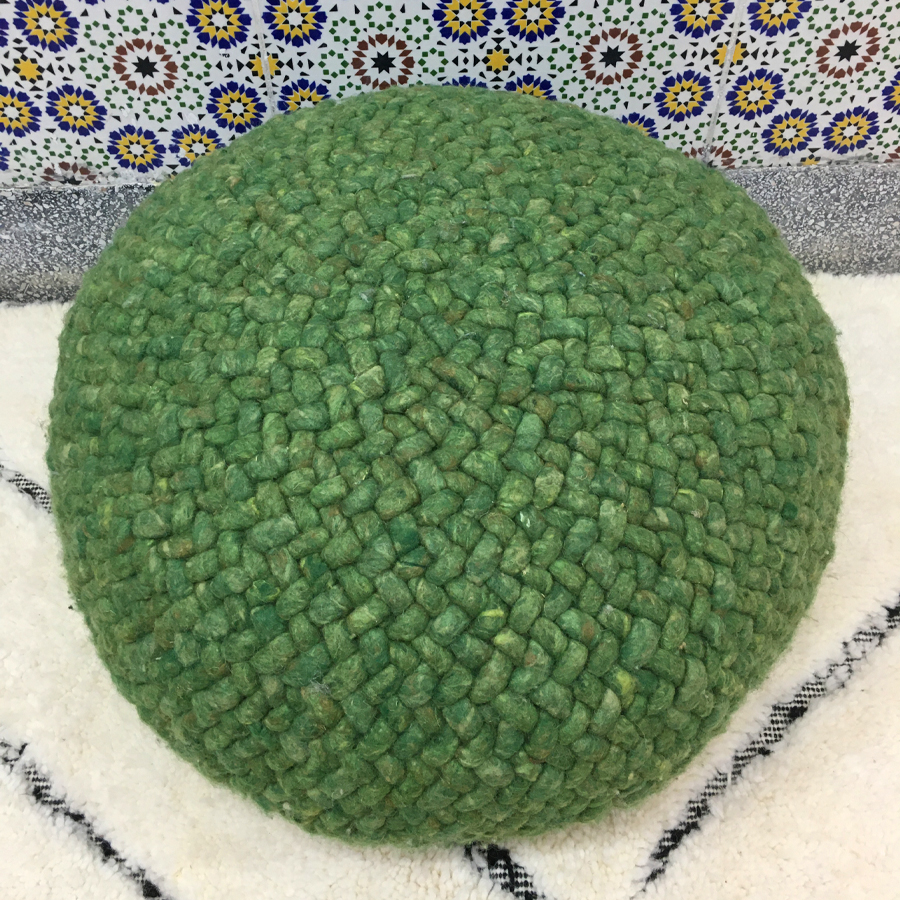 Pouf galet en laine fait à la main