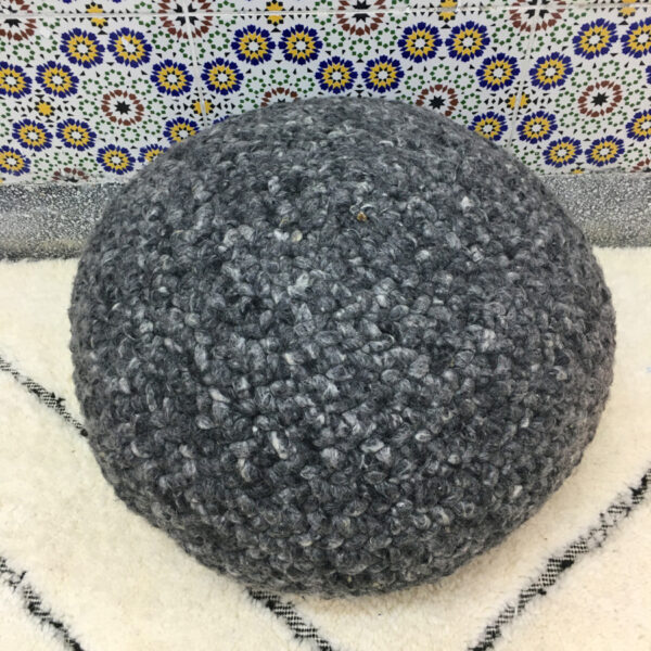 Pouf galet en laine fait à la main