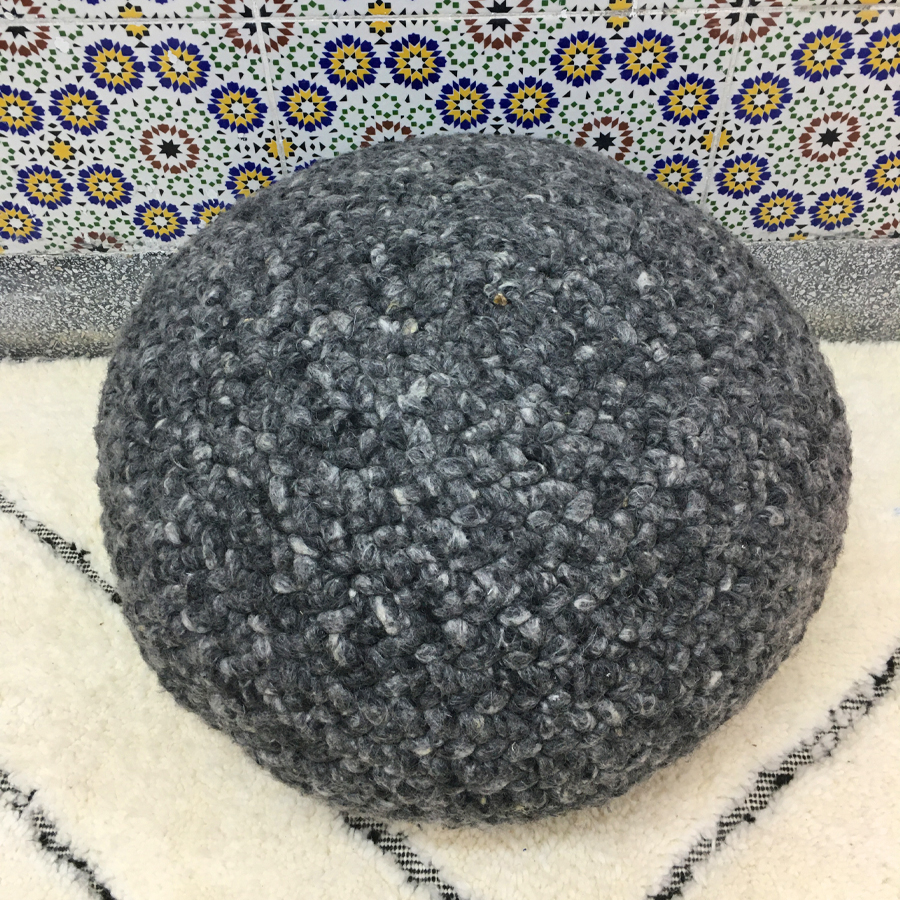 Pouf galet en laine fait à la main
