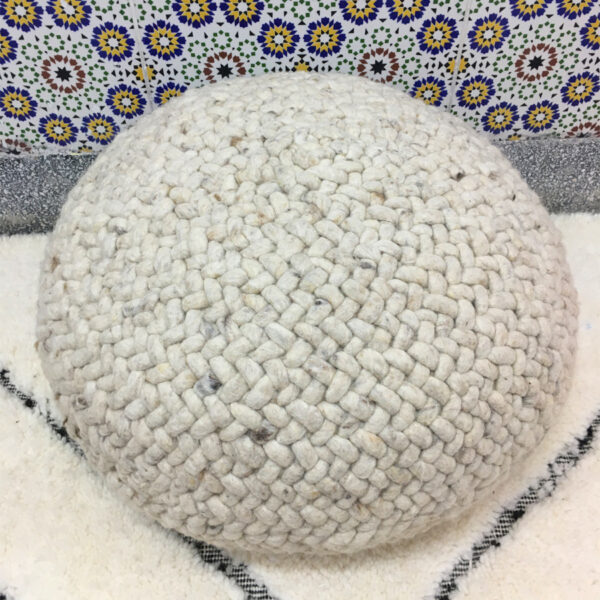 Pouf galet en laine fait à la main
