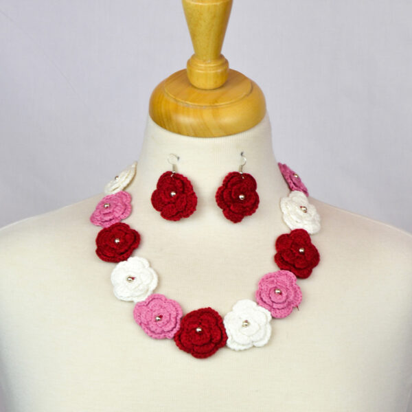 Collier de perles multicolores avec boucles d'oreilles fait à la main