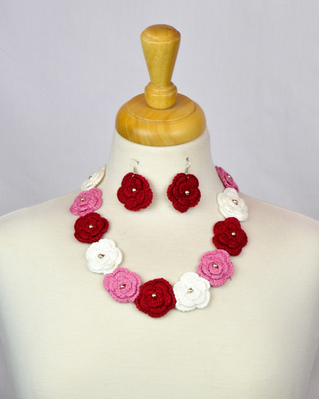 Collier de perles multicolores avec boucles d'oreilles fait à la main