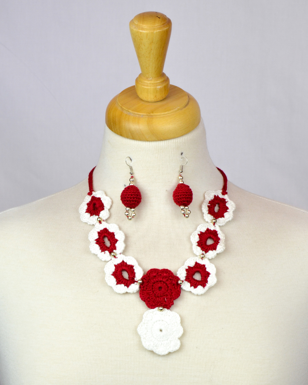 Collier de perles multicolores avec boucles d'oreilles fait à la main