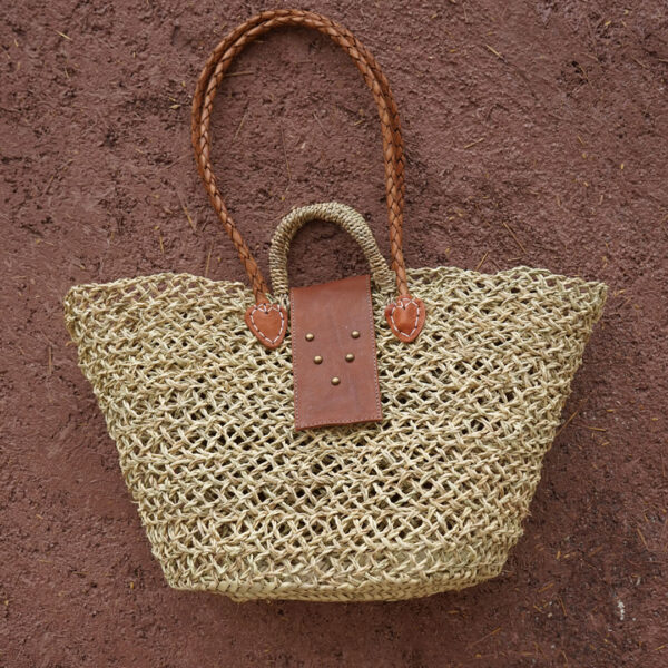 Sac panier allie le tressage de l'osier et le cuir