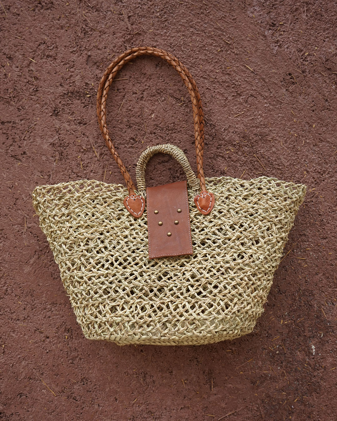 Sac panier allie le tressage de l'osier et le cuir