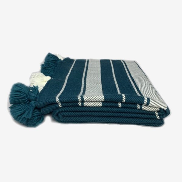 Couverture tissée en laine finitions pompons