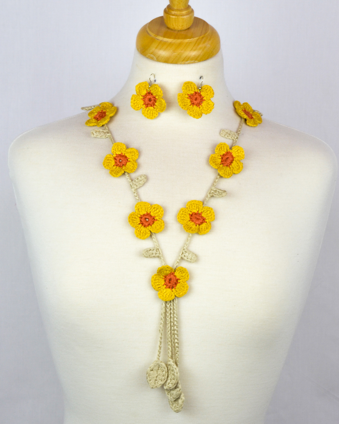 Collier de perles multicolores avec boucles d'oreilles fait à la main