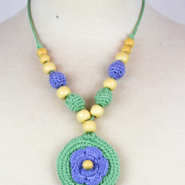 Collier de perles multicolores fait à la main