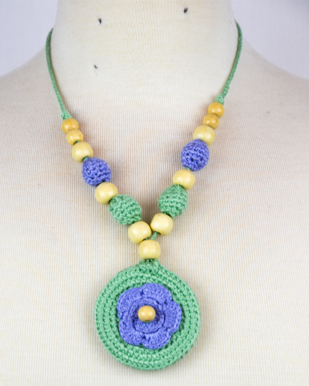 Collier de perles multicolores fait à la main