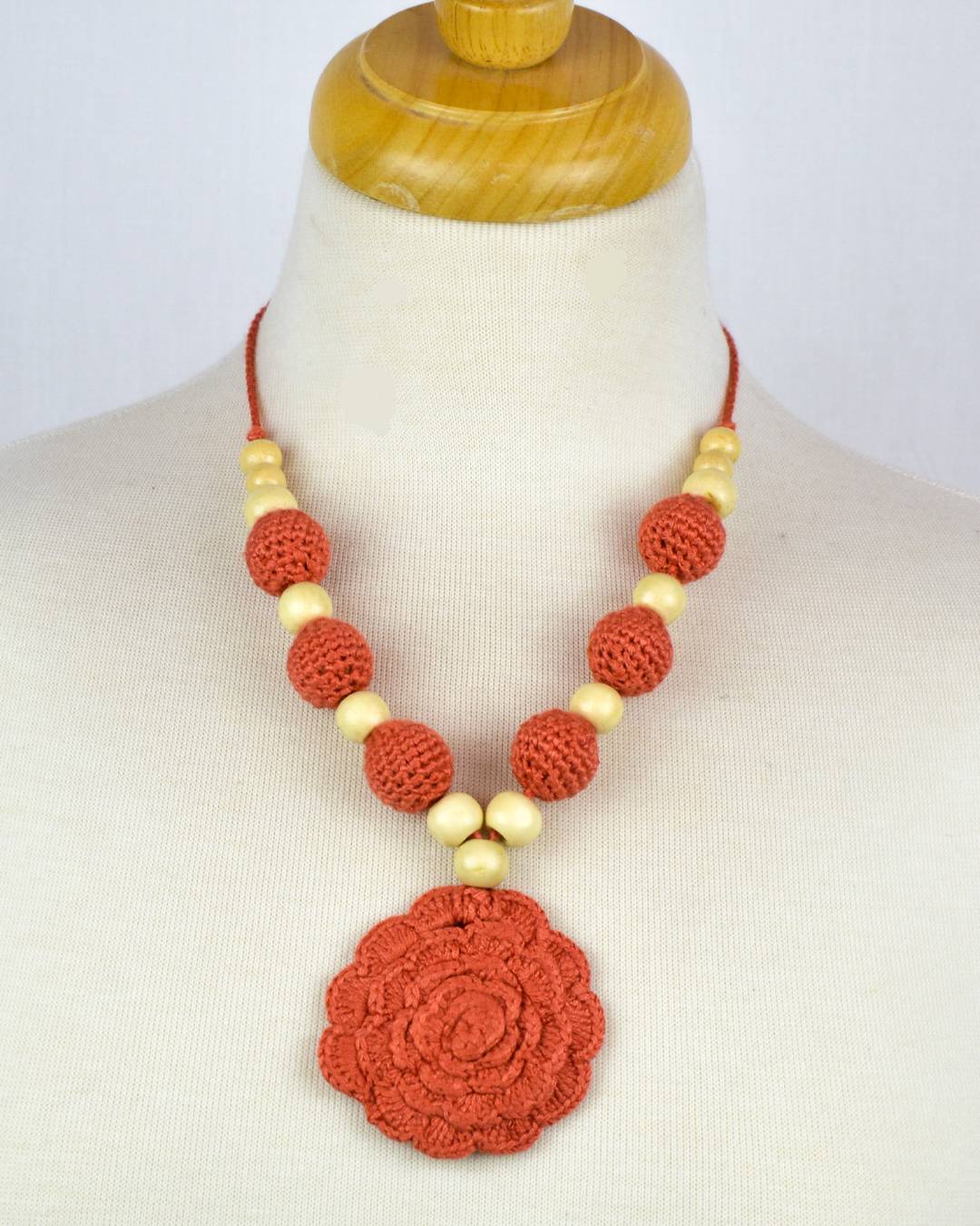 Collier de perles multicolores fait à la main