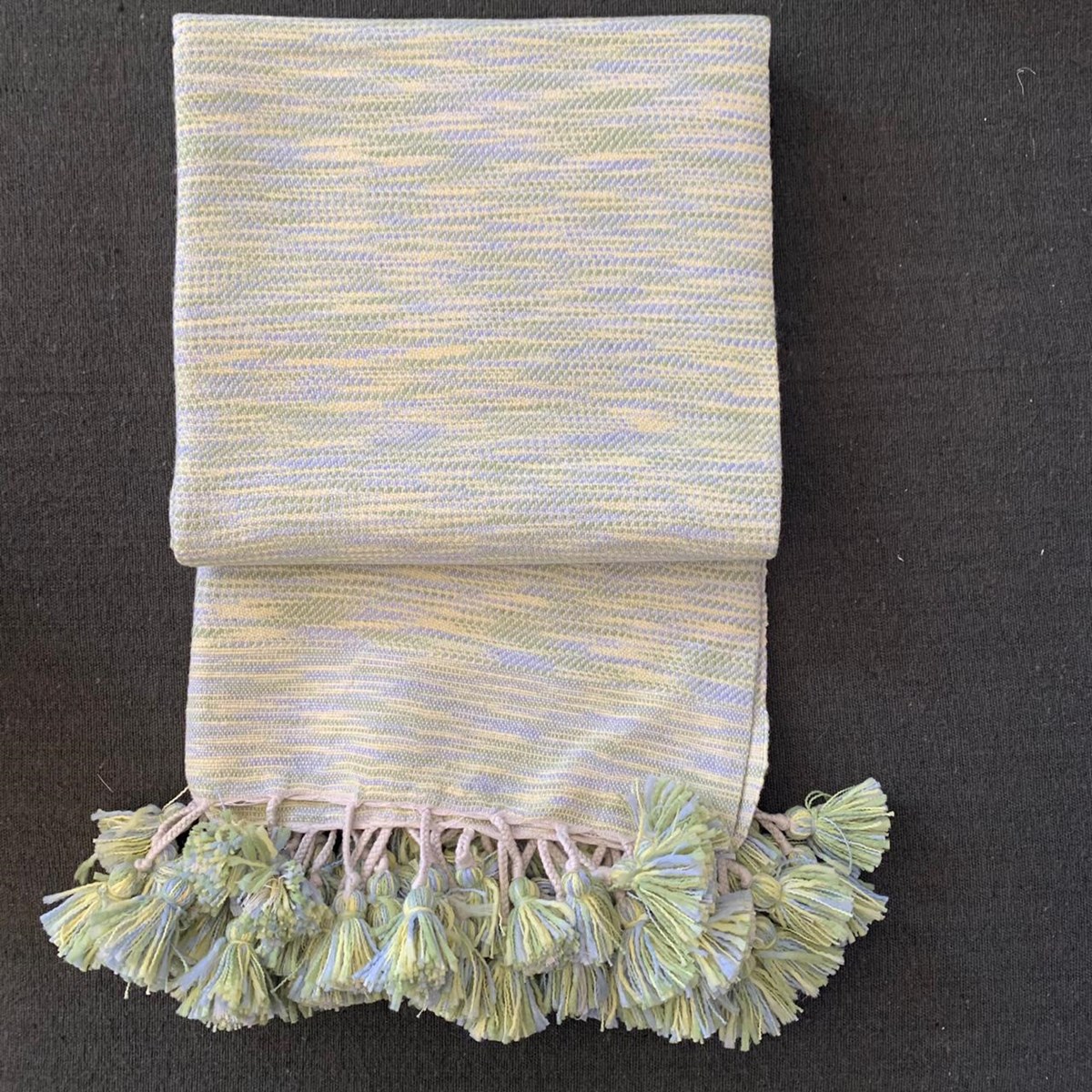 Plaid laine finitions pompons tissé à la main
